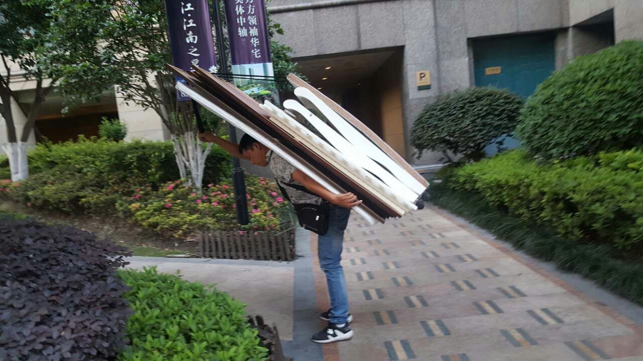 杭州搬家公司員工專業(yè)搬運現場